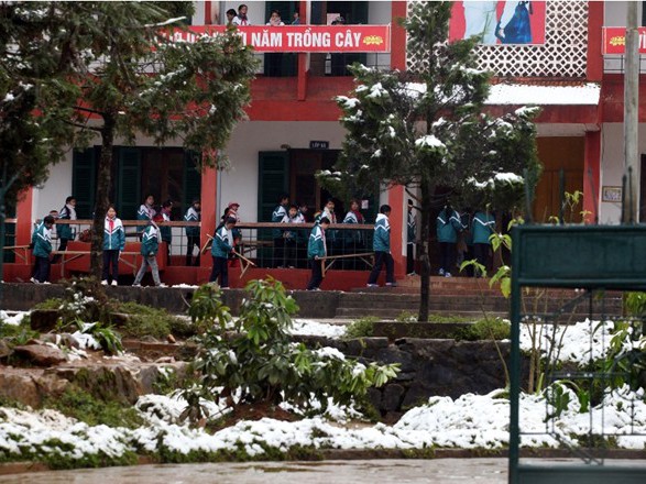 Học sinh Sa Pa rảo bước đội tuyết đến trường