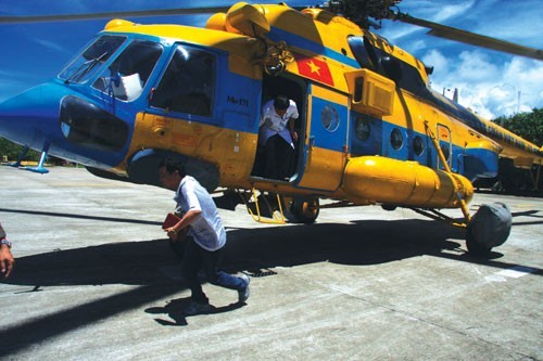 Điều trực thăng cứu 5 ngư dân trong đêm khuya