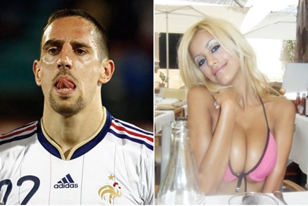 Zahia Dehar (phải) trở thành ác mộng của Ribery