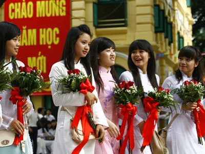 Nữ sinh trường THPT Việt Đức, Hà Nội ngày khai giảng (4-9). Ảnh: Hồng Vĩnh
