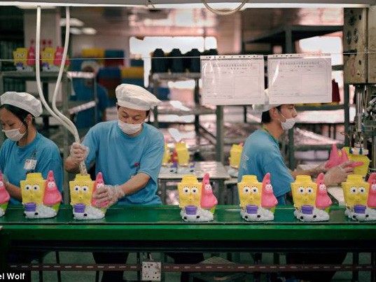 Đột nhập' nhà máy sản xuất đồ chơi Trung Quốc