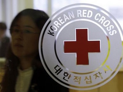 Biểu tượng Chữ thập Đỏ Hàn Quốc trước trụ sở chính của Hội này ở Seoul