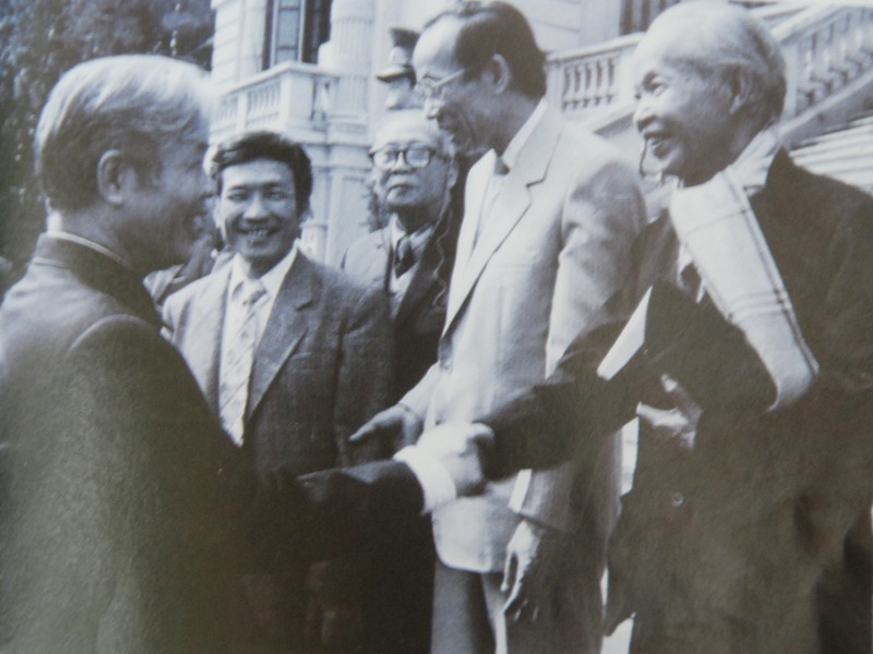 Tổng Bí thư Đỗ Mười chúc mừng nhà giáo nhân dân Vũ Đình Liên năm 1991. Ảnh: Trần Ấm