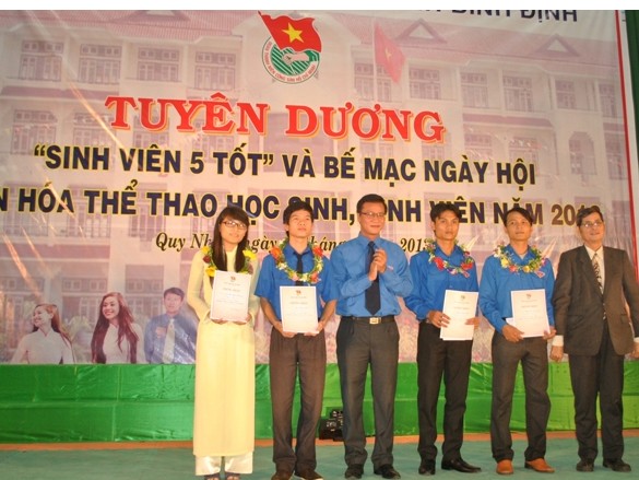 Nghị lực chàng sinh viên nghèo '5 tốt' quê Bình Định