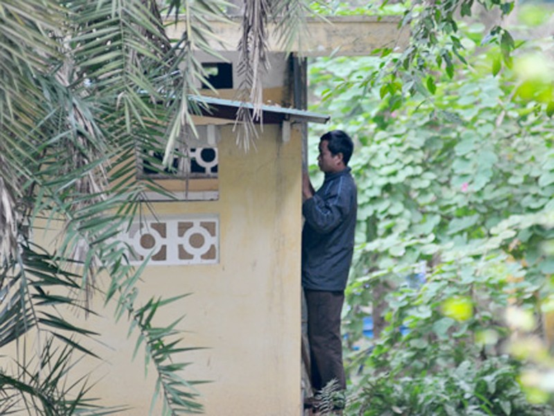Gã đàn ông nhìn trộm nhà vệ sinh nữ ở CV Bách Thảo
