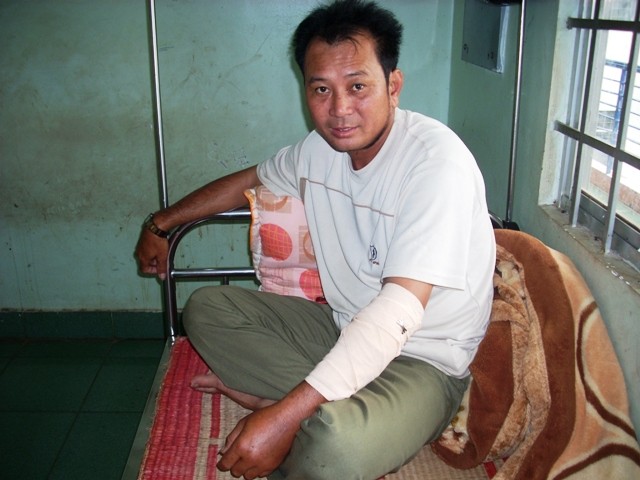 Anh Ánh với vết thương bị chém đang điều trị tại Bệnh viện Đa khoa huyện Ea Súp.