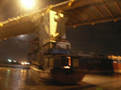 Mắc cáp để lôi tàu Vinashin Orient ra khỏi gầm cầu Bính (chụp lúc 0 giờ ngày 19-7)