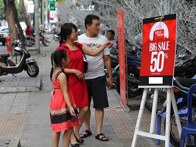 Hàng giảm giá ngập đường phố Sài Gòn