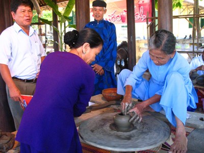 Các nghệ nhân làng gốm Phước Tích biểu diễn làm hàng gốm tại Festival nghề truyền thống Huế