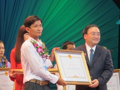 Phó Thủ tướng Hoàng Trung Hải trao bằng khen cho các tấm gương xây dựng giao thông