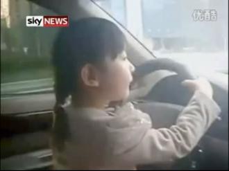 Bé gái 4 tuổi lái ô tô trên đường cao tốc