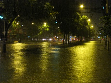 Mưa lớn trong đêm, Hà Nội ngập nước