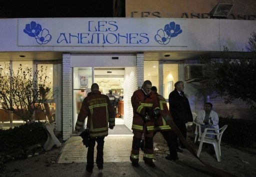 Cơ quan chức năng có mặt tại viện dưỡng lão, nơi xảy ra vụ cháy sáng nay. Ảnh: France24