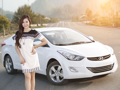 Hyundai Elantra nổi bật bên thiếu nữ