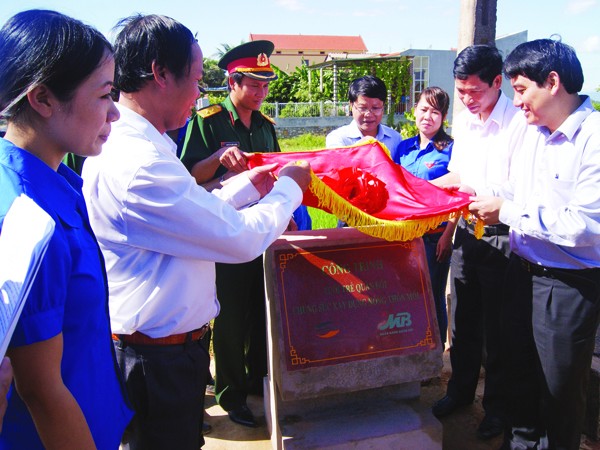 Anh Nguyễn Đắc Vinh trực tiếp gắn biển công trình thanh niên cho tuyến đường mới ở xã Đại Trạch