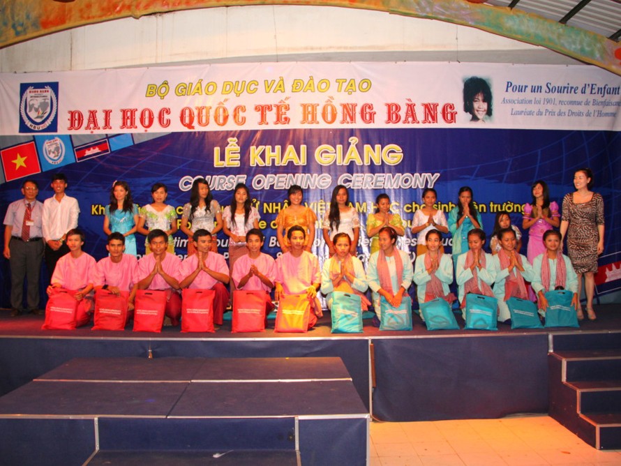 Miễn học phí ngành Việt Nam học cho 24 sinh viên Campuchia