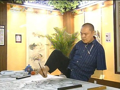 Người đàn ông vẽ tranh bằng miệng và chân