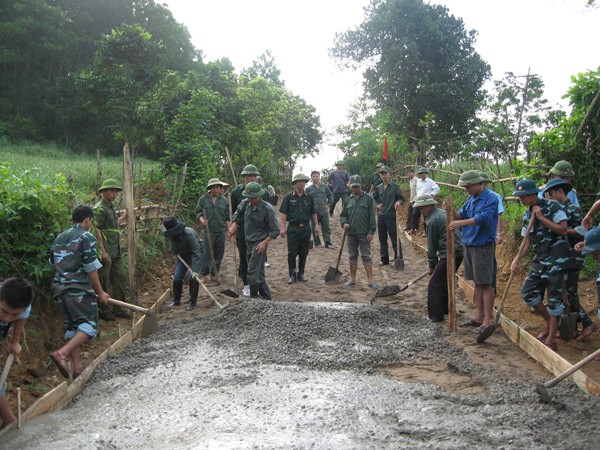 Cán bộ, chiến sĩ Ban CHQS huyện tham gia làm đường giao thông liên thôn