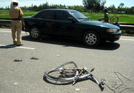 Va chạm với xe bồn, một phụ nữ đi xe đạp tử vong
