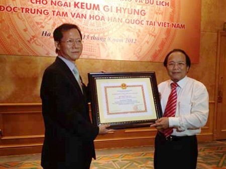 Trao Kỷ niệm chương cho Giám đốc Trung tâm Văn hóa Hàn Quốc tại Việt Nam