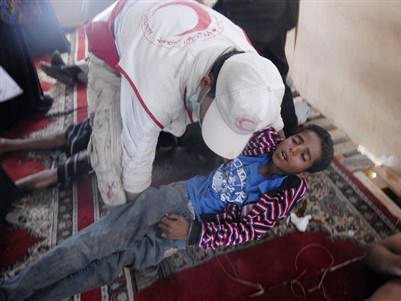 Một bé trai là nạn nhân của cuộc tấn công đẫm máu tại Yemen. Ảnh: Reuters