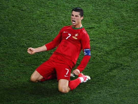 Ronaldo tỏa sáng đưa Bồ Đào Nha đi tiếp