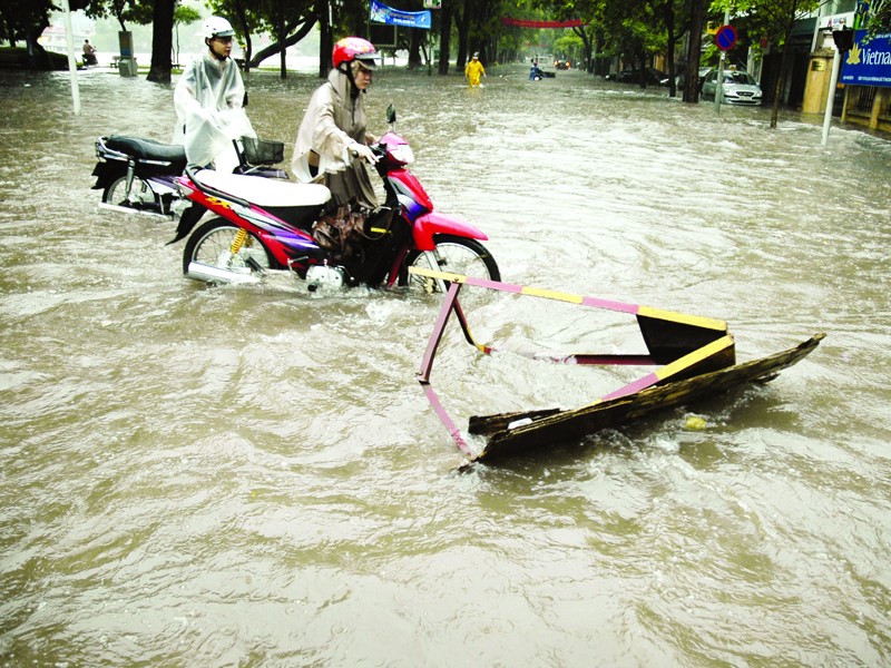 Trận mưa sáng 13-7 gây ngập nặng tại Hà Nội. Ảnh: Hồng Vĩnh
