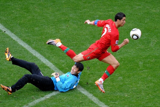 Ronaldo ghi bàn trong chiến thắng hủy diệt 7 - 0 trước CHDCND Triều Tiên tại vòng bảng World Cup 2010