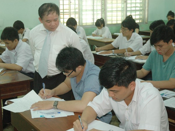 Thứ trưởng Bùi Văn Ga kiểm tra thi trong buổi thi môn văn