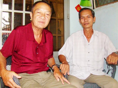 Ông Nguyễn Trung Sơn (trái) và Phạm Văn Khi - những tay súng tiêu diệt hai tên cướp