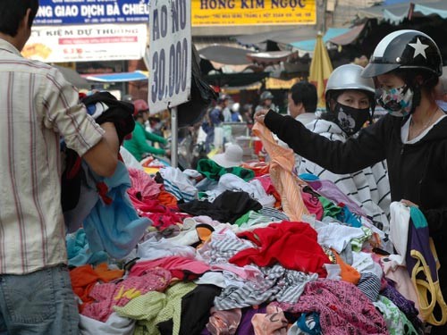 Quần áo giảm giá bán tại chợ Bà Chiểu (quận Bình Thạnh - TPHCM)