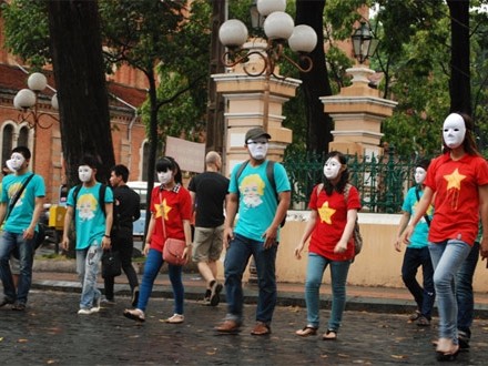 Giới trẻ Sài thành đeo mặt nạ xuống đường