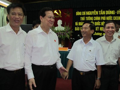 Thủ tướng Nguyễn Tấn Dũng trò chuyện với cử tri Ảnh: Phạm Duẩn
