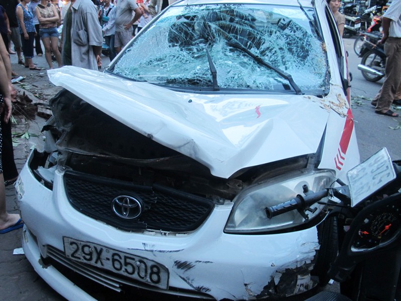 Cho xe ôm lái taxi, gây tai nạn liên hoàn