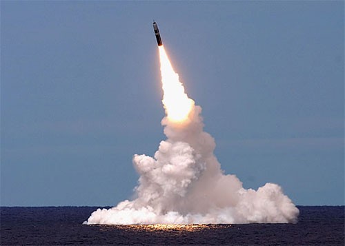 Trung Quốc sắp có tên lửa đạn đạo trên tàu ngầm