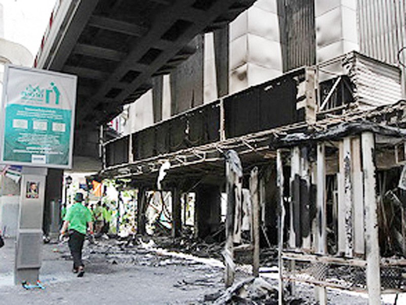 Một tòa nhà bị người biểu tình đốt phá. Ảnh: Bangkokpost