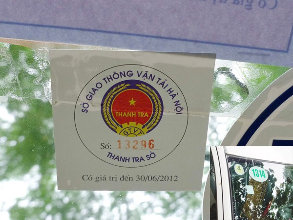 Mảnh giấy phù hiệu Thanh tra GTVT Hà Nội nhìn từ trong taxi (ảnh to); Phù hiệu Thanh tra GTVT Hà Nội nhìn từ ngoài taxi (ảnh nhỏ) Ảnh: Bảo Khánh