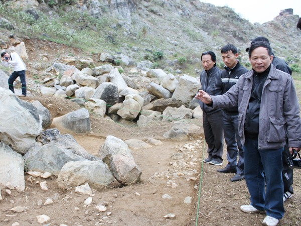 Một hố khai quật khảo cổ học tại công trường. Ảnh: Hoàng Lam