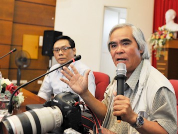 Nhiếp ảnh gia Nick Út trao đổi nghiệp vụ với phóng viên Tiền Phong