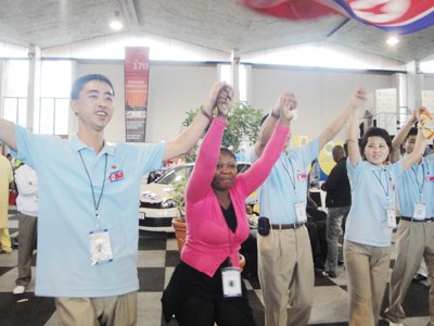 Thanh niên Triều Tiên múa vòng tròn với bạn bè quốc tế