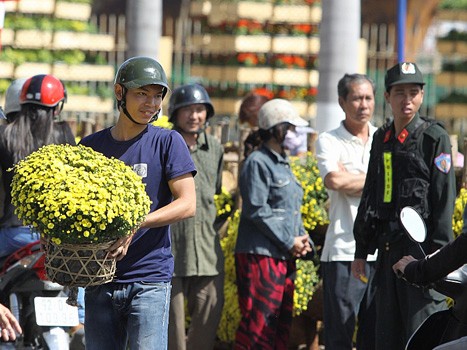 Đổ xô giành giật hoa xuân ở Đà Nẵng