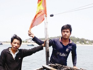 Trao tặng huy hiệu Tuổi trẻ dũng cảm cho hai ngư dân