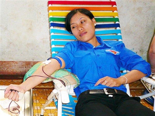 Bí thư Đoàn phường ở TP Buôn Ma Thuột Nguyễn Thị Ngọc Trinh với 14 lần hiến máu Ảnh: Êban