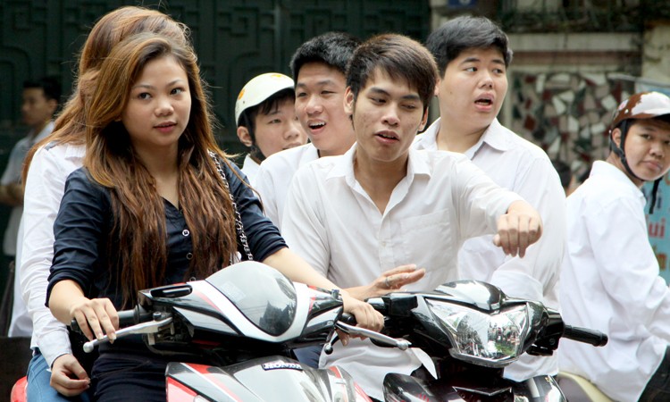 Nhiều học sinh không đội mũ bảo hiểm khi điều khiển xe máy