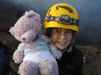 Cô bé 10 tuổi thản nhiên đối mặt “thần chết” tại miệng núi lửa