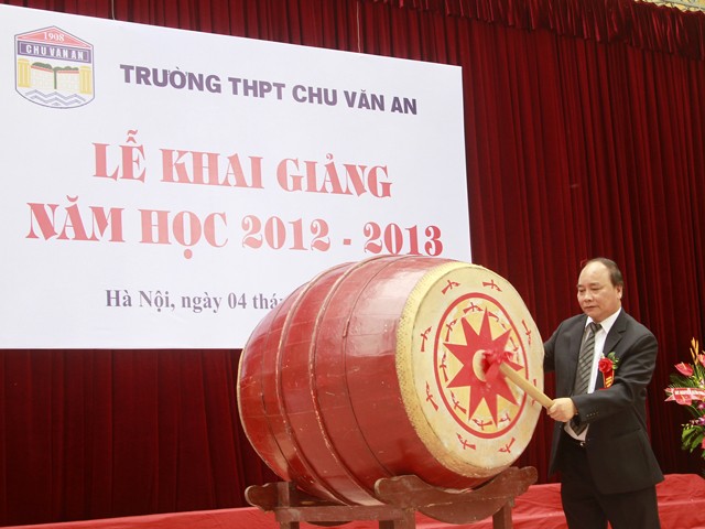 Phó Thủ tướng gióng trống khai giảng tại trường Chu Văn An