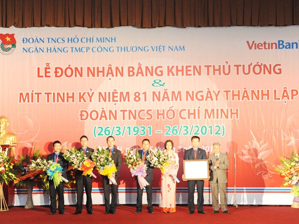 Đoàn TN VietinBank đón nhận