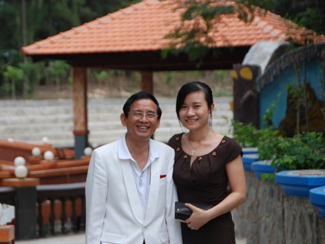 Đại gia Lê Ân 'khoe' vợ trẻ và siêu xe