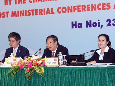 Phó Thủ tướng, Bộ trưởng Ngoại giao Phạm Gia Khiêm (giữa) tại cuộc họp báo