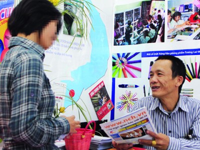 Anh Ong Văn Tùng trao đổi với một bạn trẻ về HIV